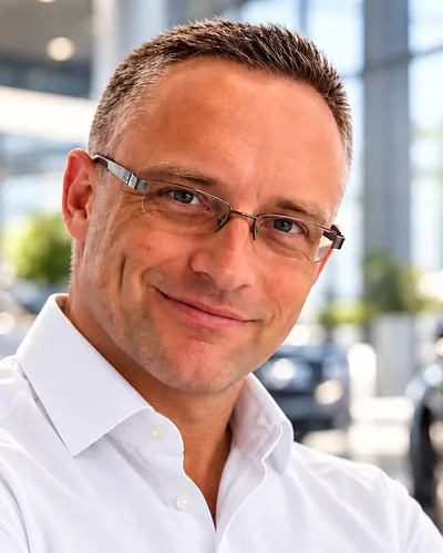Tilo Neumann, Kfz-Sachverständiger und Inhaber von CARCHECK Berlin, im weißen Hemd mit Firmenlogo